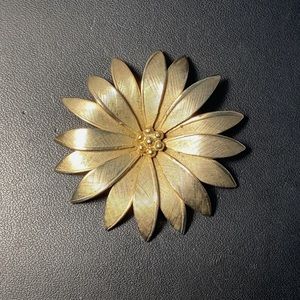 DESIGNED SIGNED Giovanni Daisy Vintage Flower Figural Gold Tone Brooch Pin